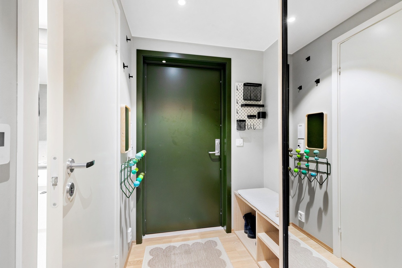 Entre har skyvedørsgarderobe med to bronsespeildører og smarte løsninger innvendig med skuffer, hyller og stenger. Galleribilde