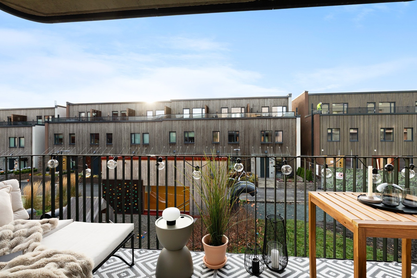 Fra stuen har du utgang til en solrik balkong på 6,5 kvm. Her får du solen allerede tidlig morgen og til kveld. Galleribilde