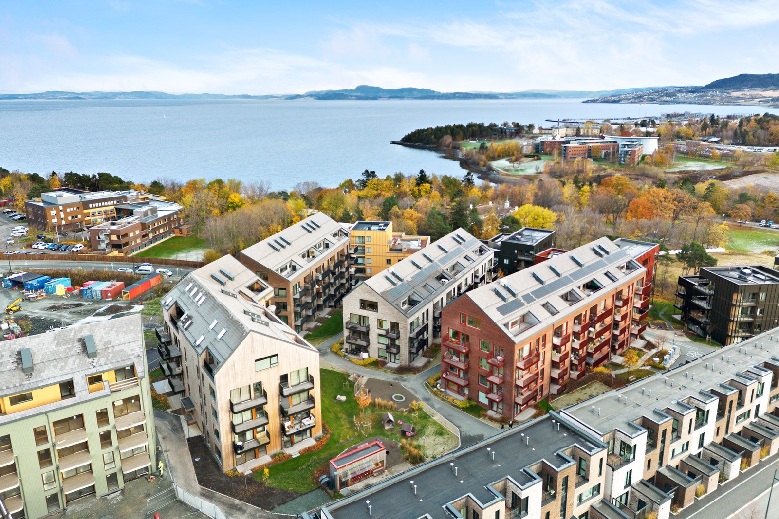 Det er ekspressykkelvei fra Leangen som tar deg inn til byen på ca. 10 min. Det er i tillegg hyppige bussavganger inn til byen. Galleribilde