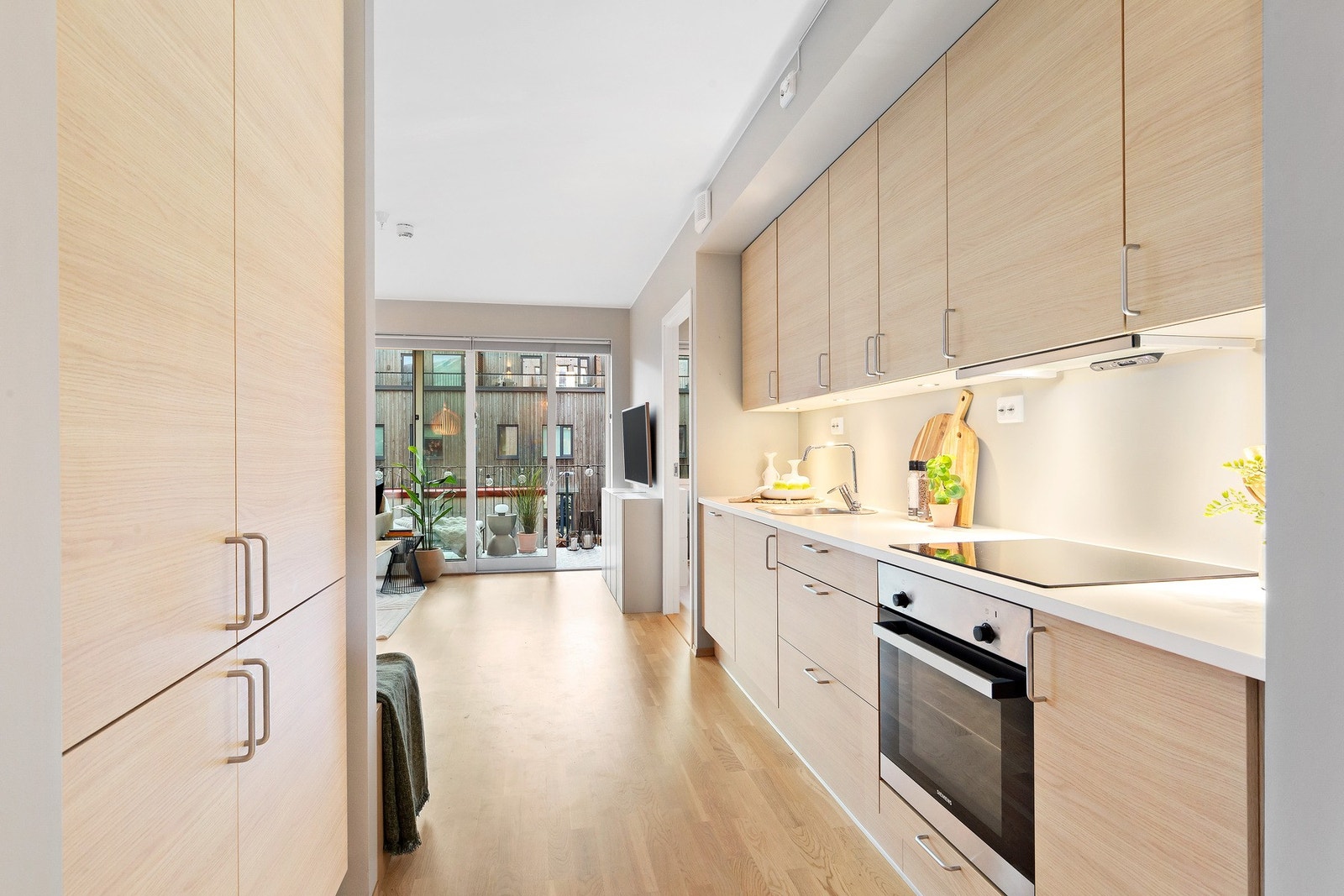 Kjøkkenet har integrerte hvitevarer fra Siemens og mekanisk avtrekk over stekesonen. Galleribilde