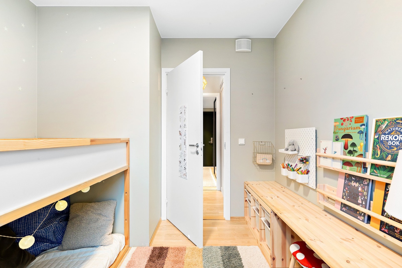 Soverom 2 måler 7,2 kvm skjermet for innsyn. Galleribilde