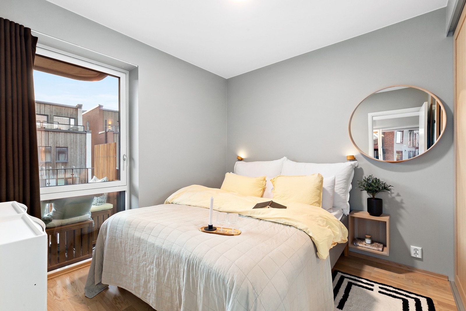 Trivelig hovedsoverom som måler 9 kvm. God plass til dobbeltseng, garderobe og nødvendig tilbehør. Galleribilde