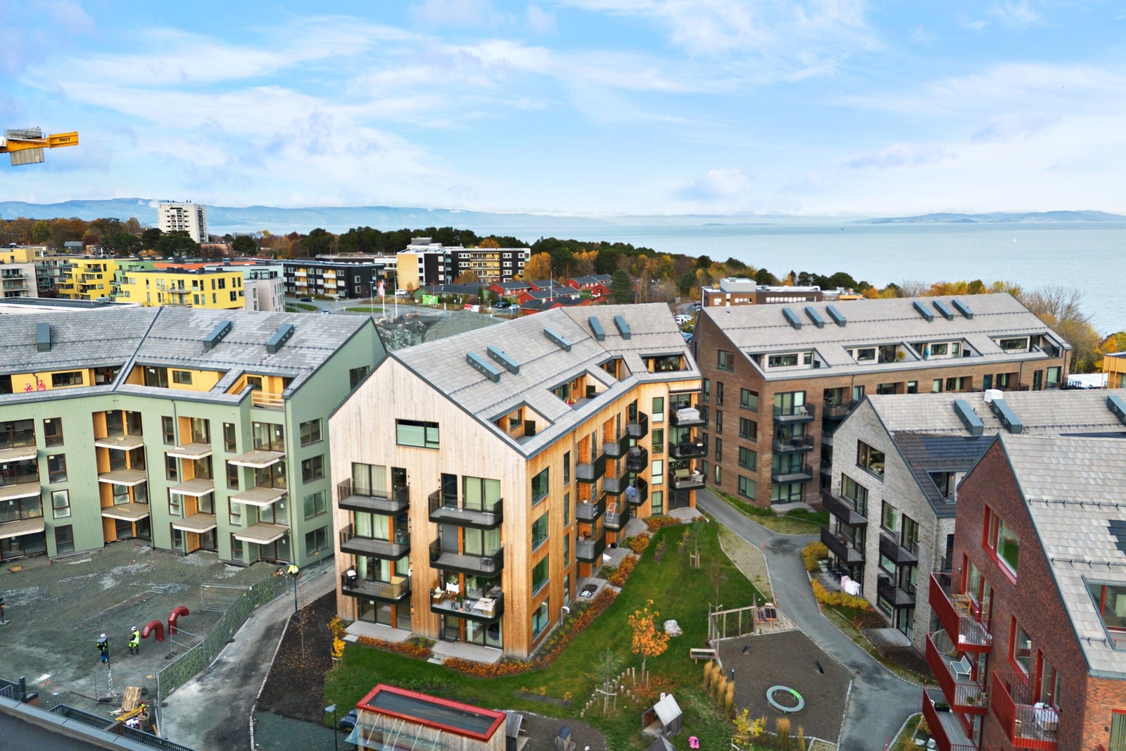 Fantastisk beliggenhet med drøye 5 minutters gange til Ladestien. Det er ca. 3 min. gange til togstasjonen(Leangen). Galleribilde