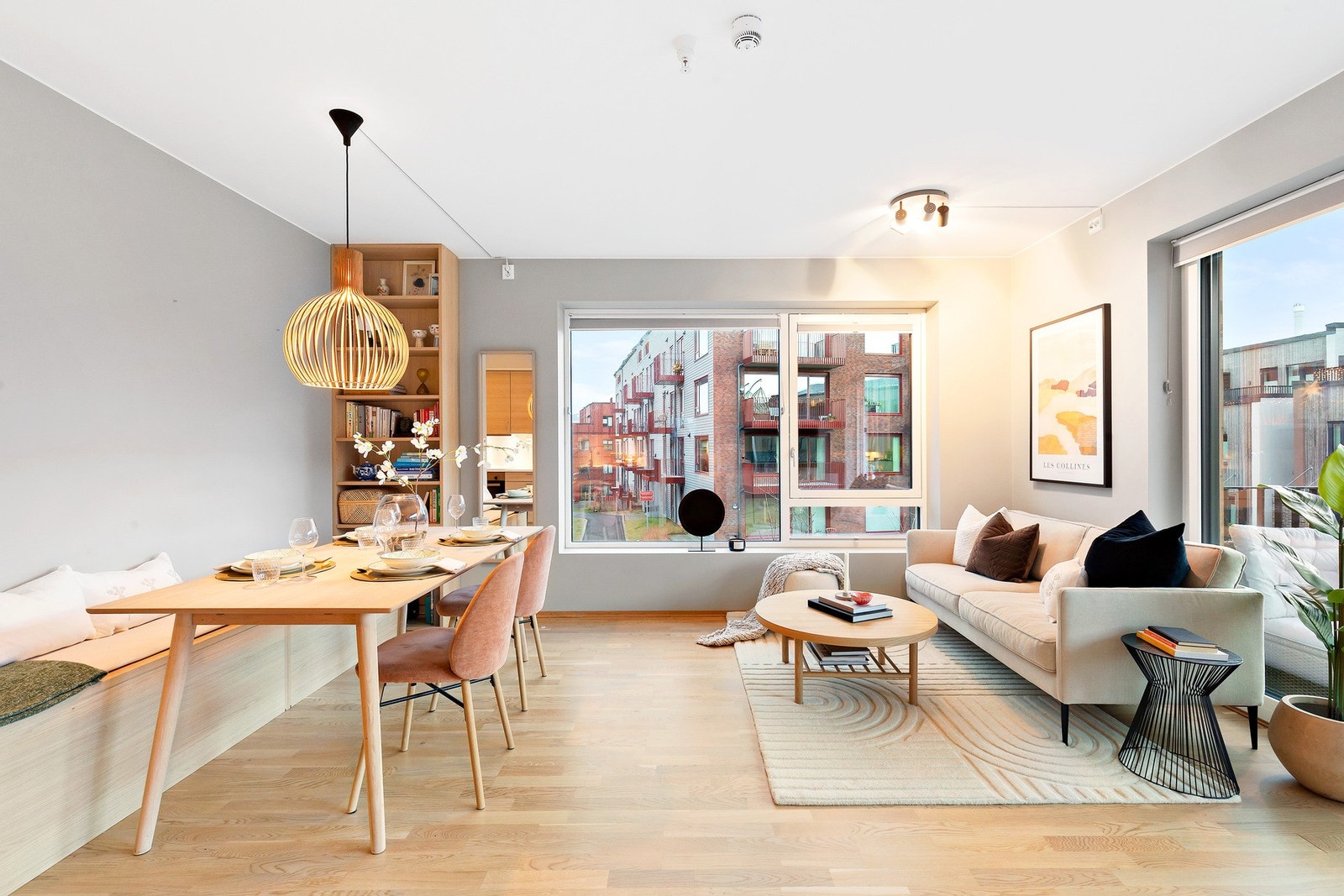 Stuen har spesialbygde sittebenker ved spisebord, med masse oppbevaringsplass, pluss spesialtilpasset bokhylle. Galleribilde