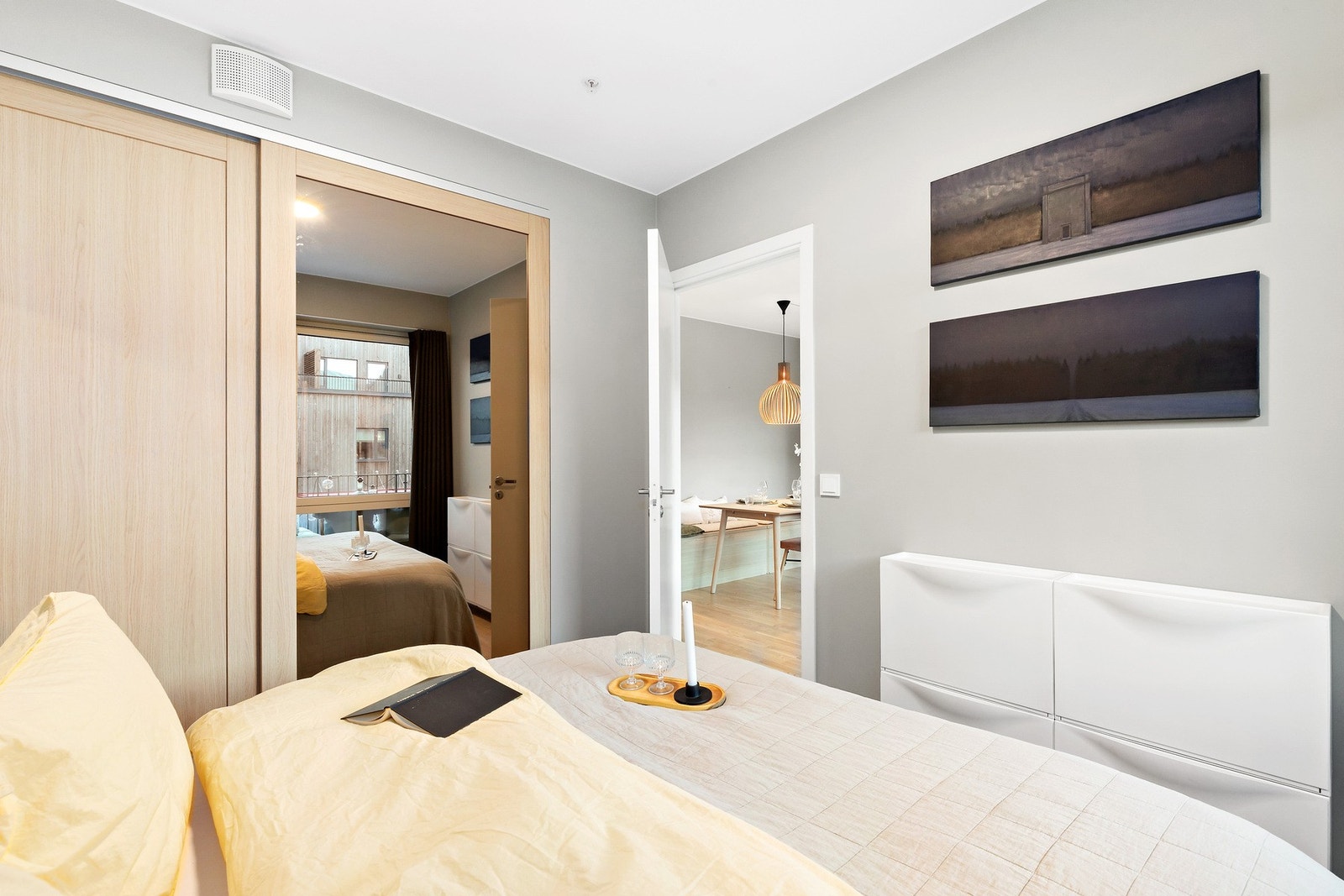 Soverommet har to skyvedører, en med bronsespeil, og inventar med soft close på skuffer. Galleribilde