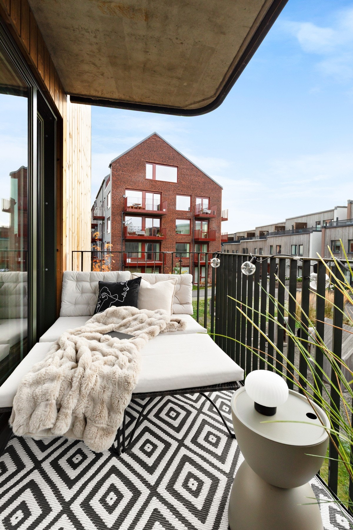 Balkongen er takoverbygd noe som forlenger utesesongen. Galleribilde