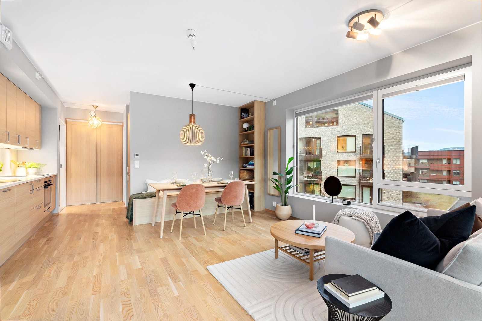 De store vindusflatene rammer inn utsikten og gir i tillegg et herlig dagslys. Galleribilde