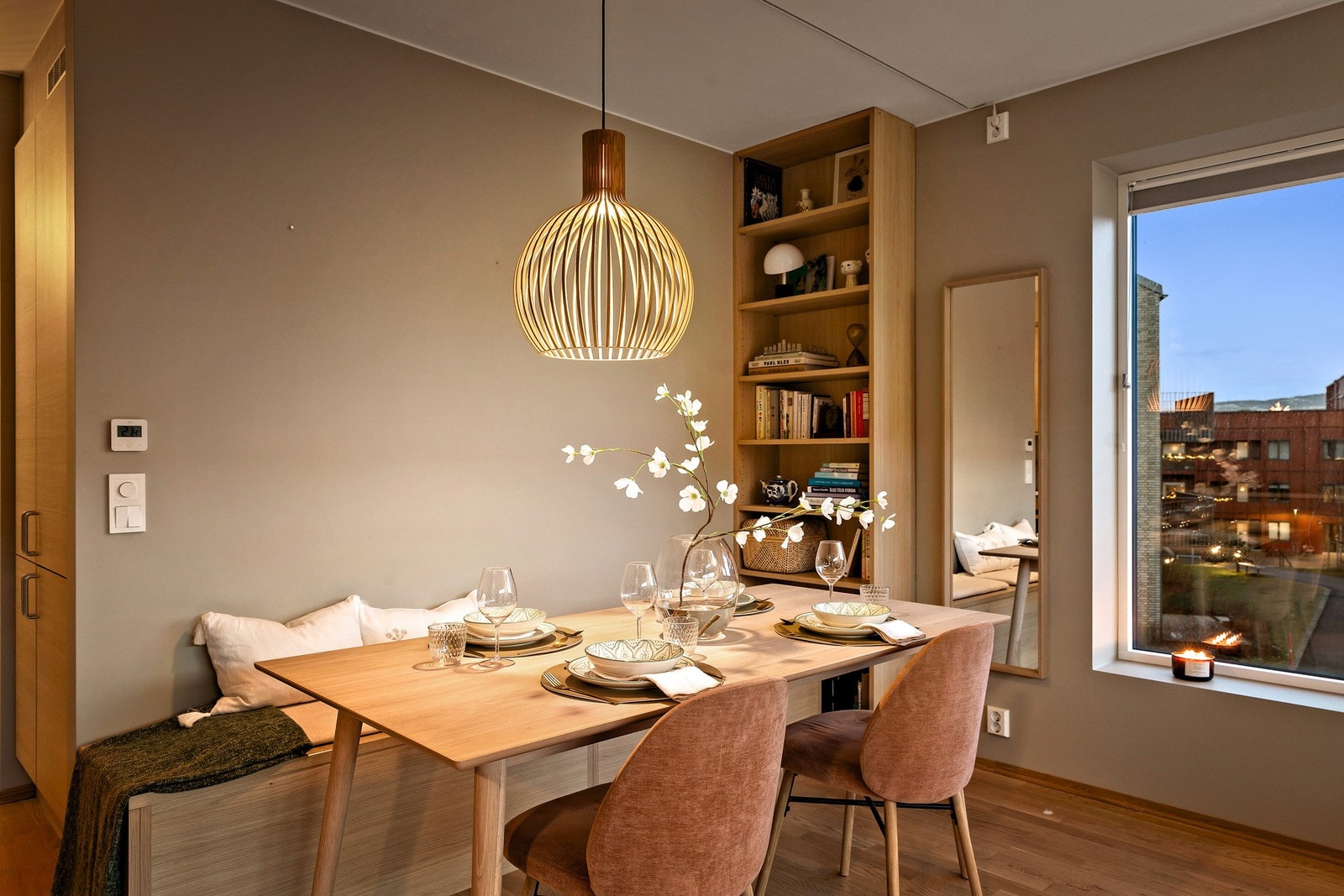 Stuen kan være både lys og luftig, såvel som dempet og stemningsfull. Galleribilde