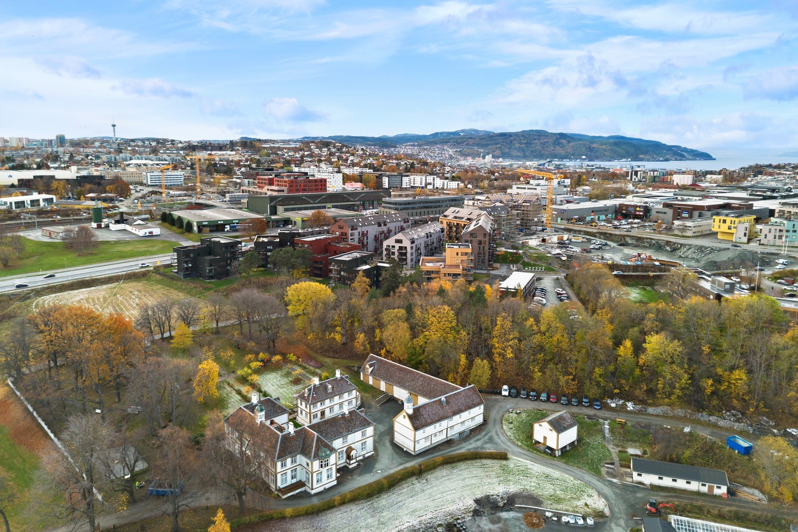 Fra leiligheten er det gangavstand til et rikelig utvalg av kjøpesenter som Hangaren, Lade Arena, Sirkus og City Lade. Galleribilde