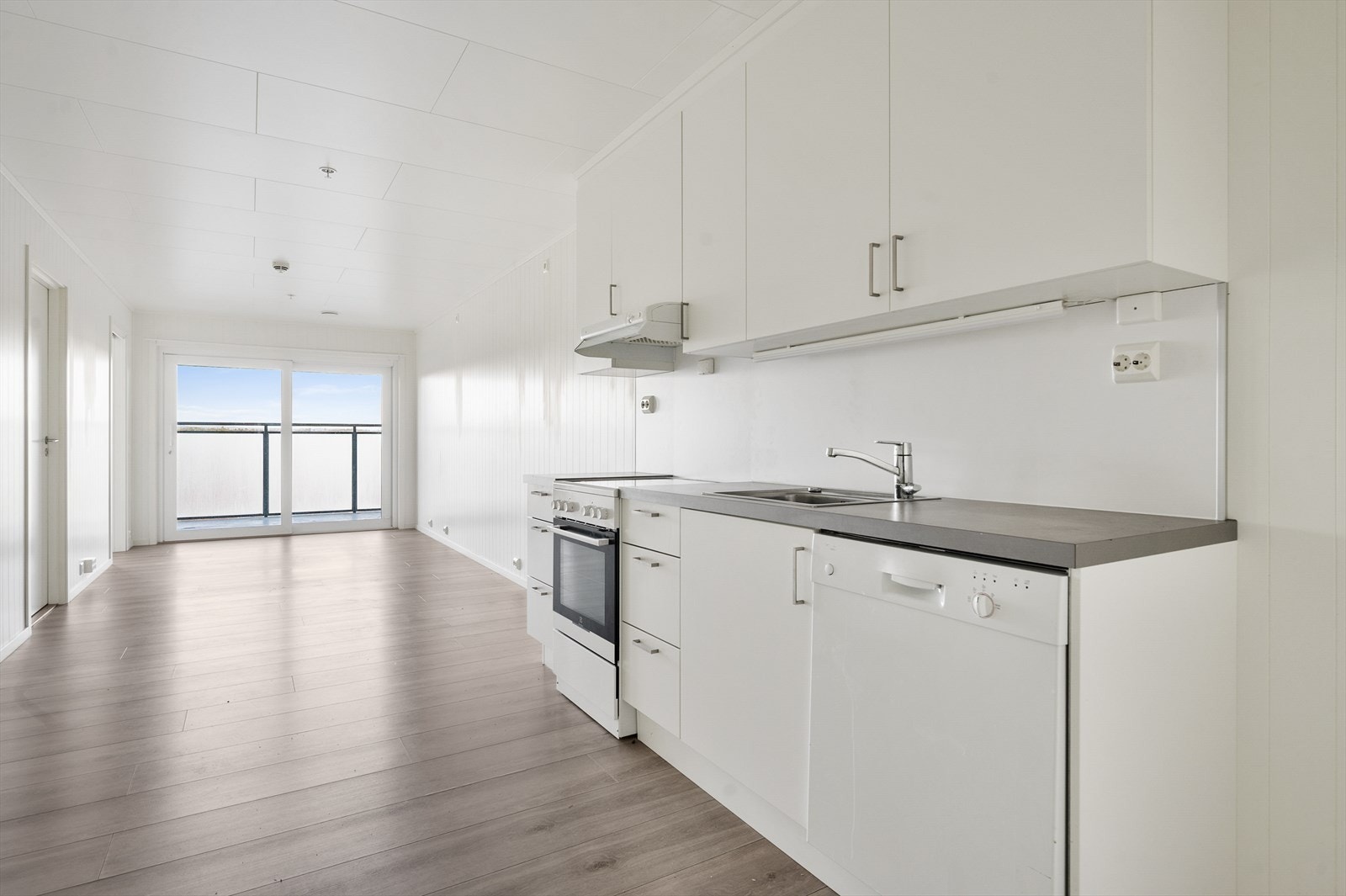 Store vinduer gjør at kjøkken og stue oppleves lys og innbydende. Galleribilde