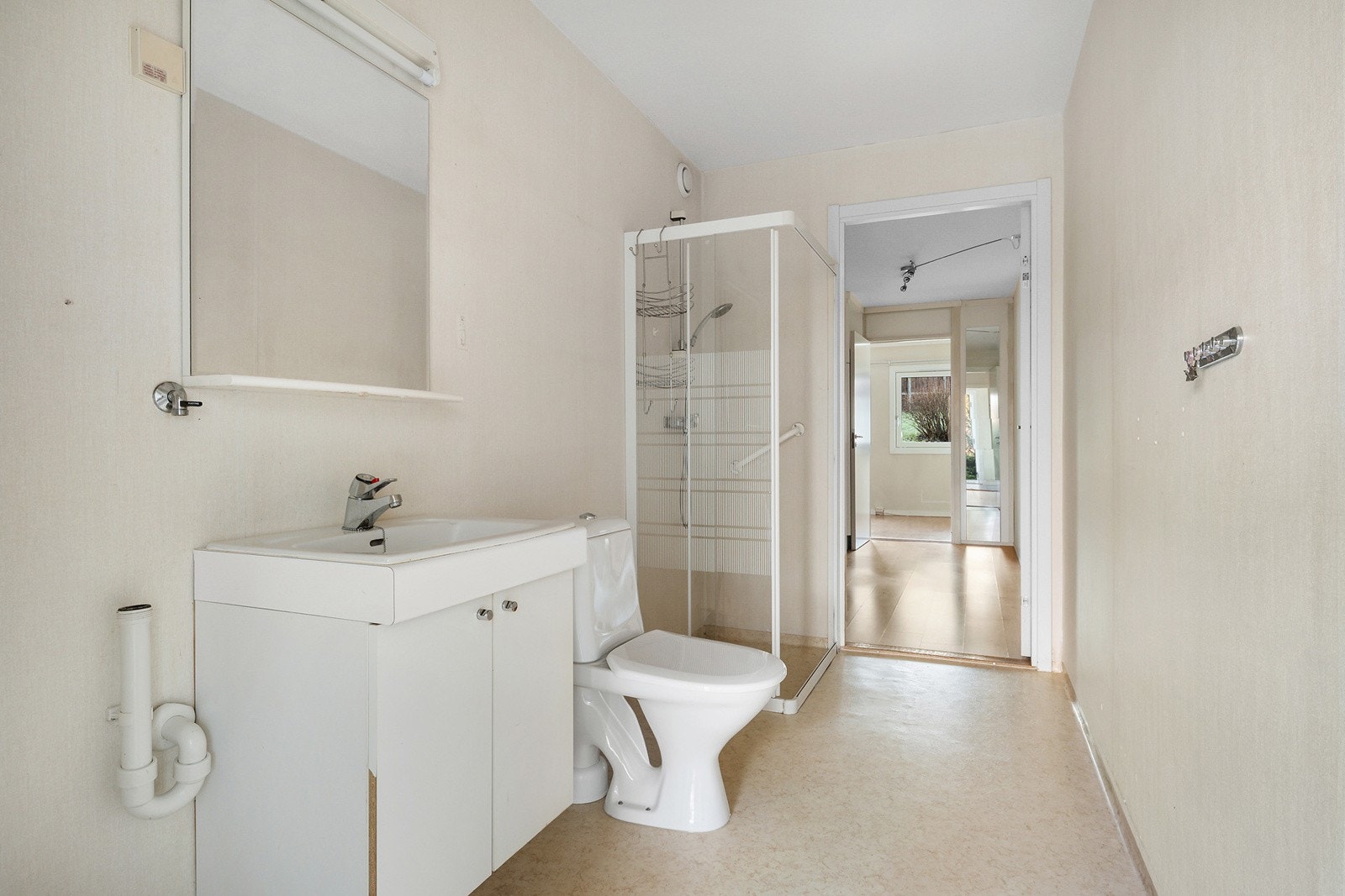 Leilighetens bad har inngang både mot allrom og mot gangen. Galleribilde