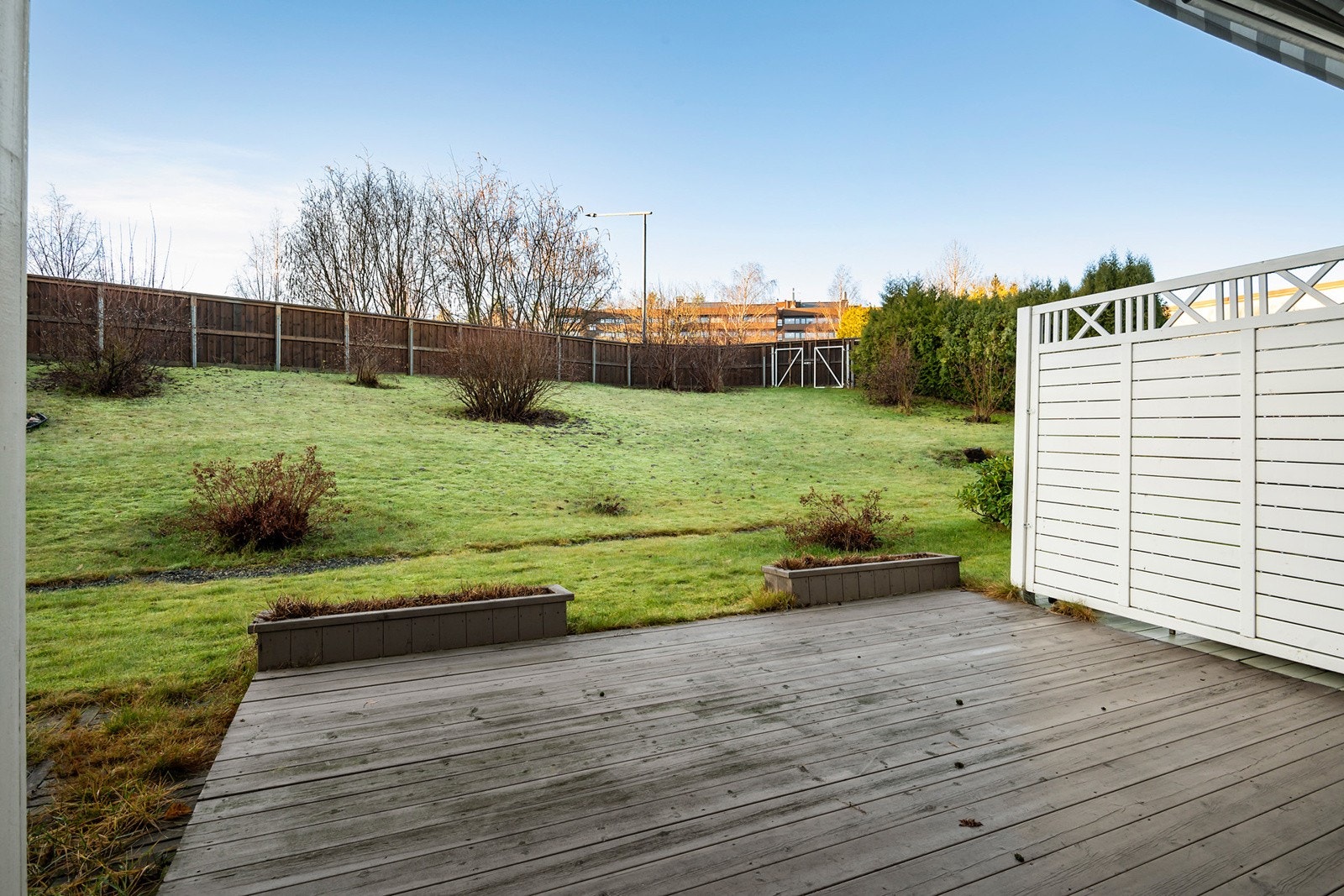 Boligen har en stor markterrasse på 15m² med gode solforhold. Galleribilde