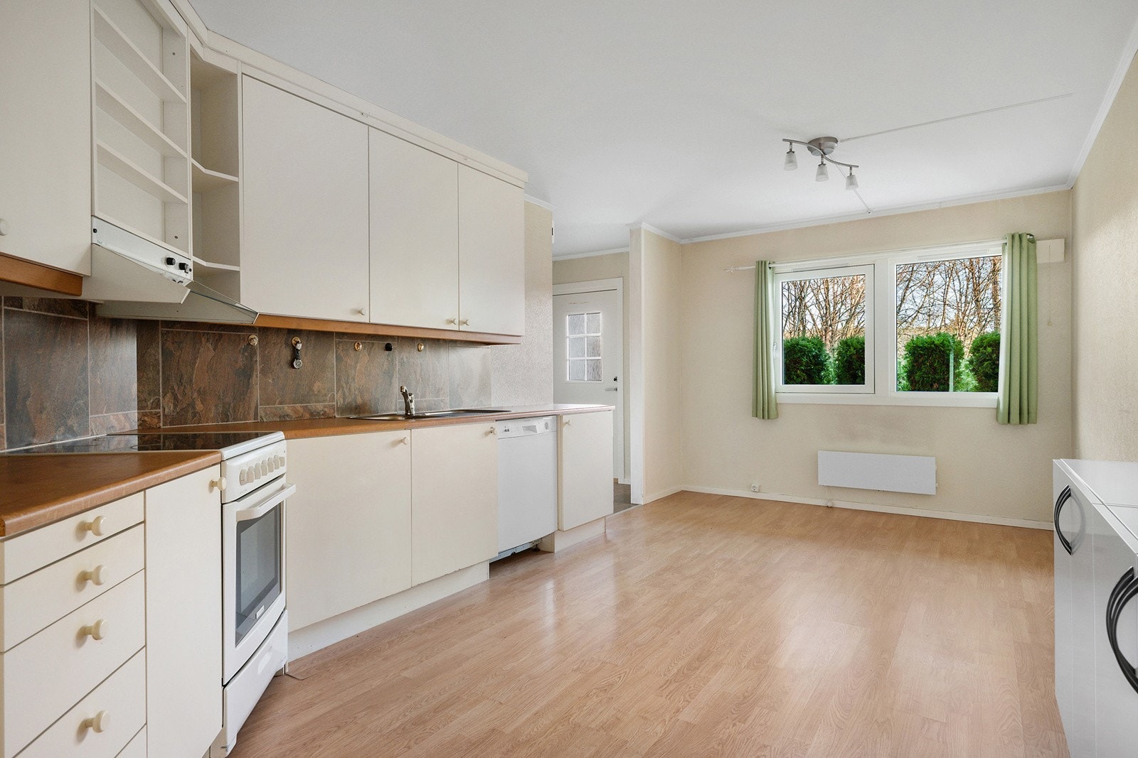 Boligens kjøkken er romslig og integrerte hvitevarer medfølger. Galleribilde