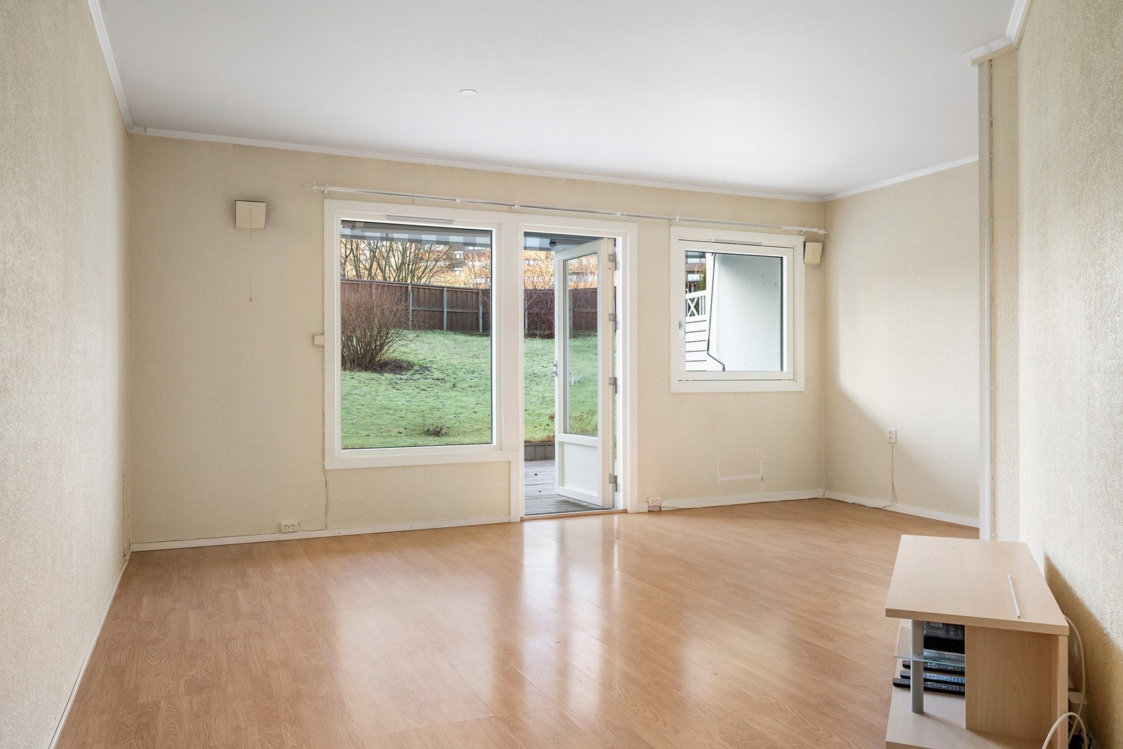 Boligens stue er romslig og slipper inn masse naturlig lys fra vinduer og balkong. Galleribilde