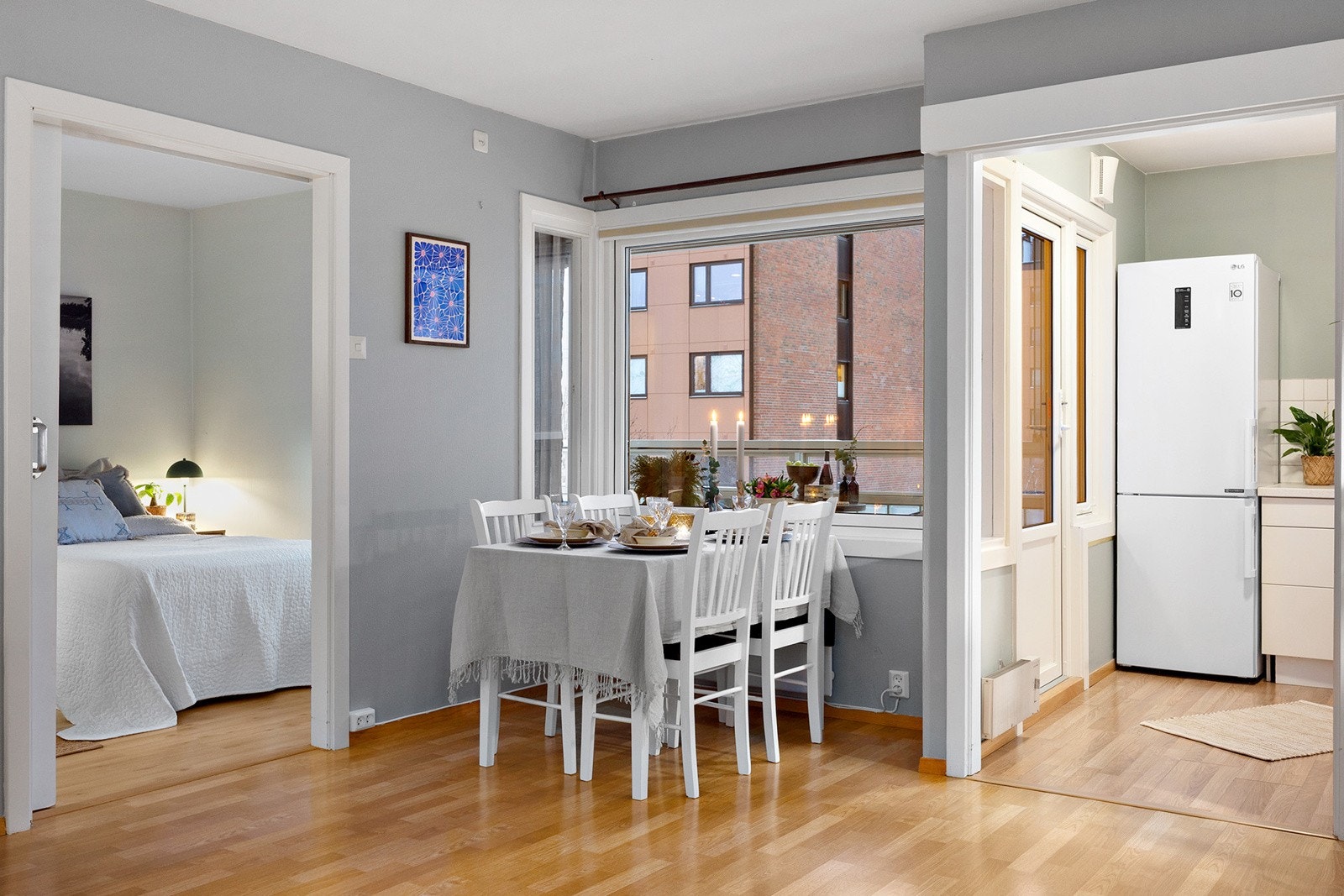 I stuen er det et naturlig rom for spisegruppe. Galleribilde