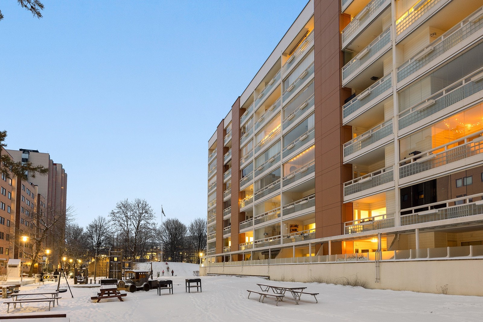 Benker og leker utenfor. Galleribilde