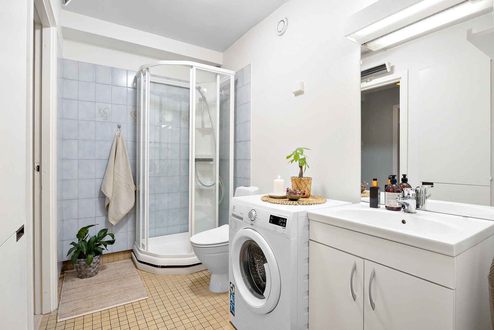 Leiligheten har et eldre bad med modernisering/oppussingsbehov. Dette gir borettslaget tilskudd på (se info i salgsoppgave). Galleribilde