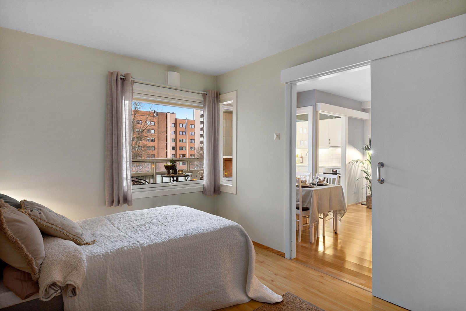 Inn til soverommet er en praktisk skyvedør. Galleribilde