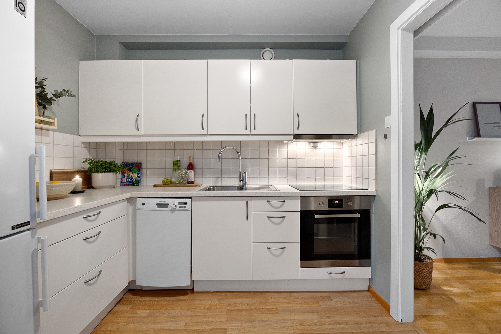 Leiligheten har et fint kjøkken med fronter fra IKEA. Galleribilde