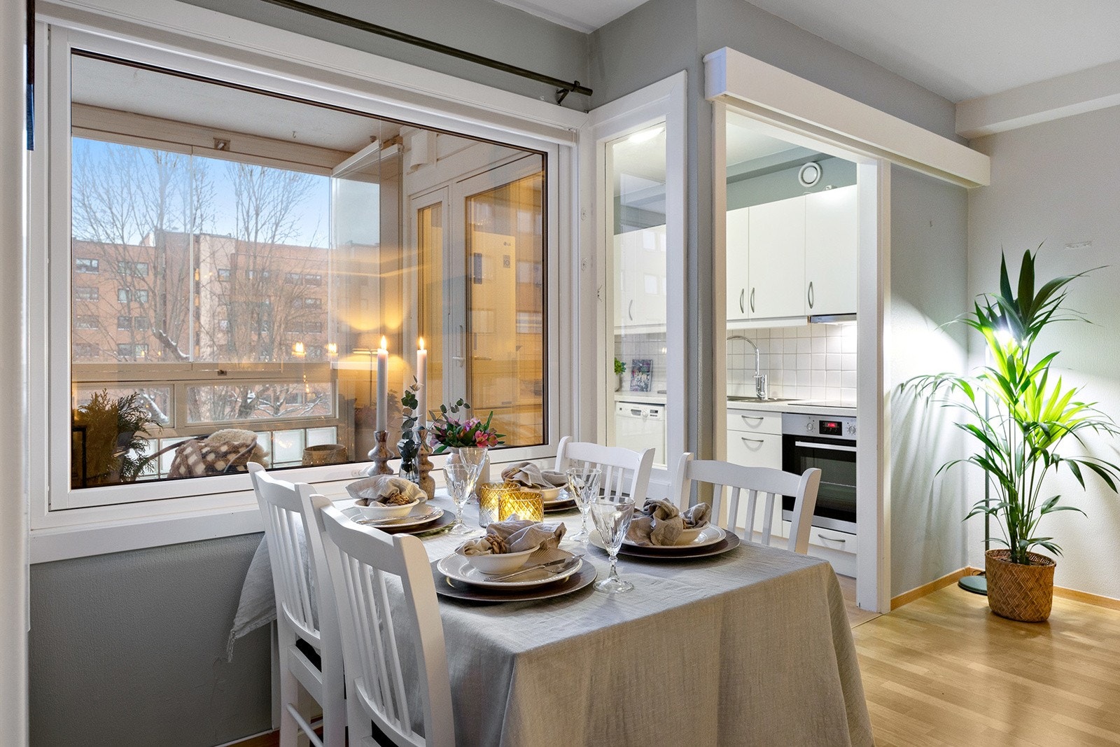 Naturlig lys slipper inn gjennom stuevinduer. Galleribilde