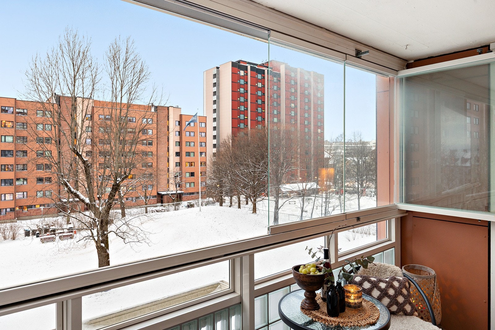 Rolige omgivelser utenfor balkong. Innglasseringen er enkel å ta av og på. Galleribilde