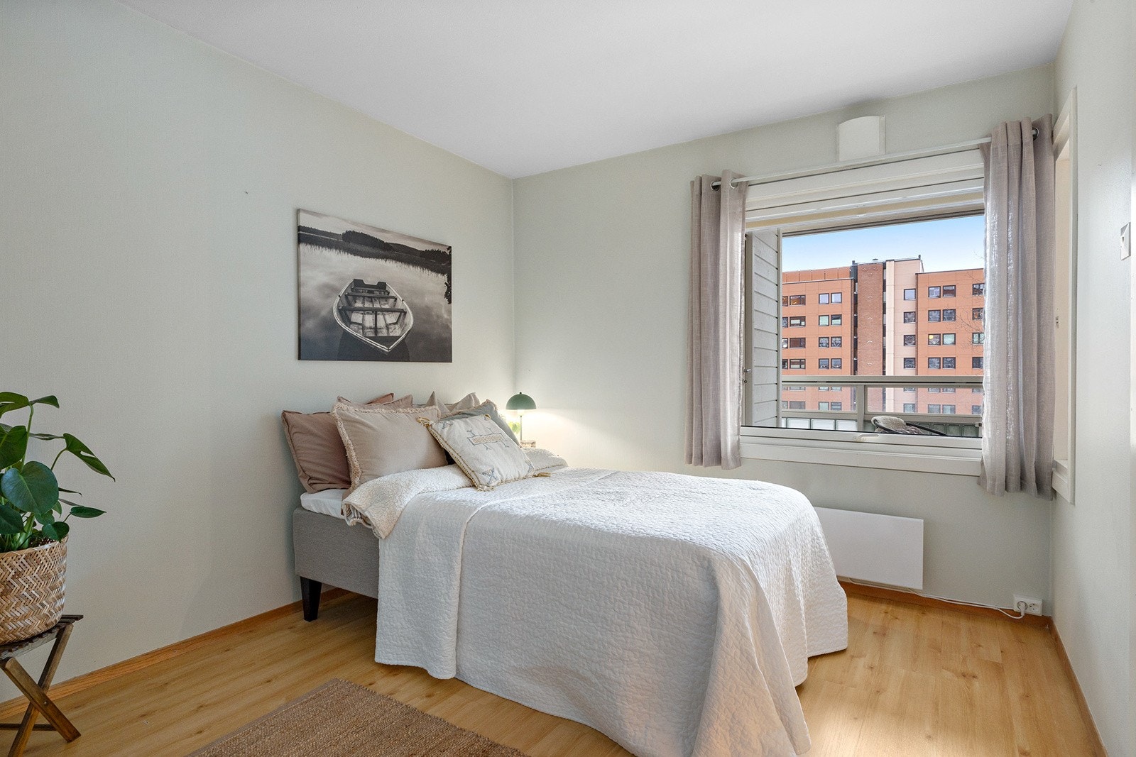 Leilighetens soverom. Vinduer fra 2019 med ny persienne. Galleribilde