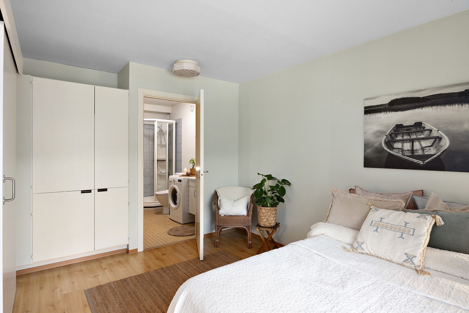 Soverommet har plass til bl.a. dobbeltseng og garderobeskap, mm. Galleribilde