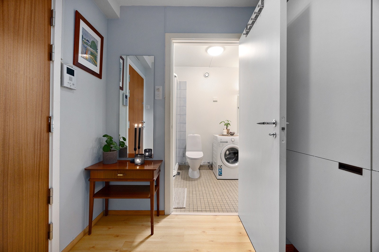 Inn i gang med plass til oppbevaring av sko og yttertøy. Gangen er et eget rom og kan lukkes. Galleribilde