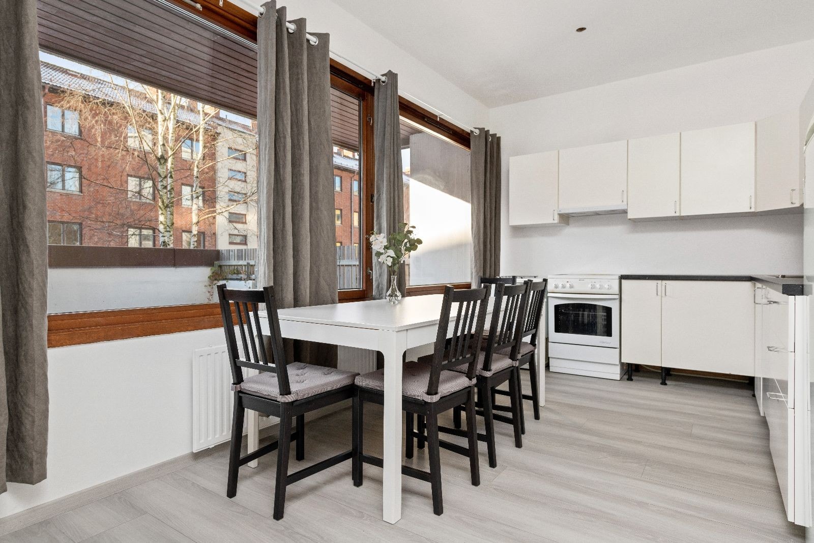 Utgang mot bakside av bygg. Galleribilde