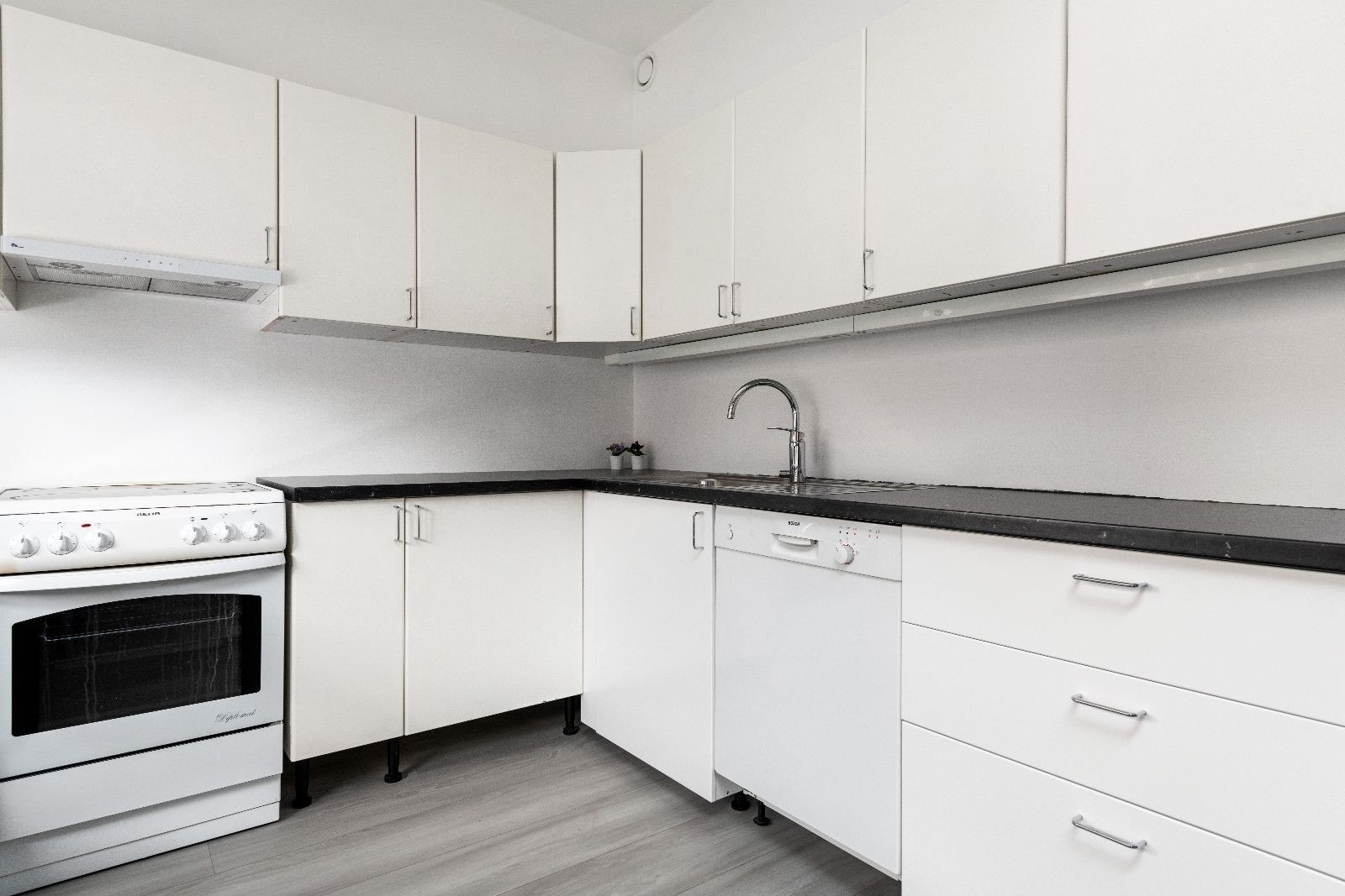 Kjøkken, delsvis fra 2020. Malt tak og vegger. Nytt gulv Galleribilde