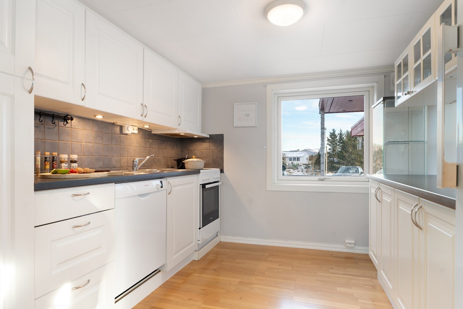 Funksjonelt kjøkken med god arbeids- og oppbevaringsplass. Galleribilde