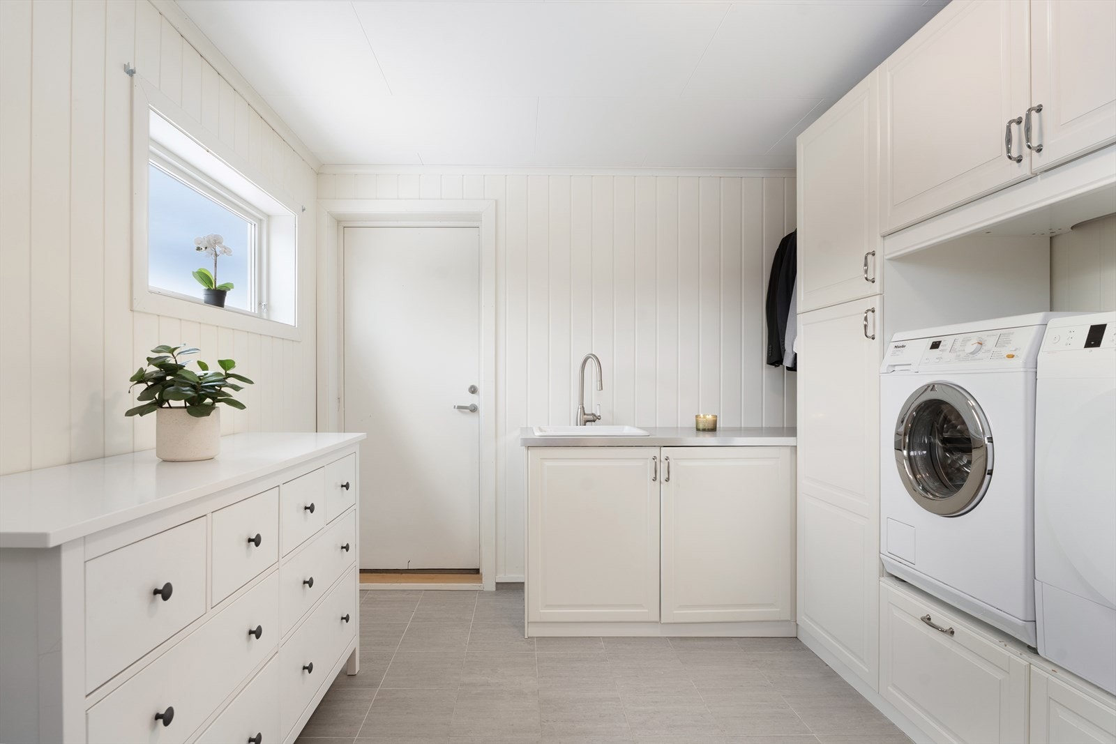 Romslig vaskerom med egen inngang, skapplass og benk. Galleribilde