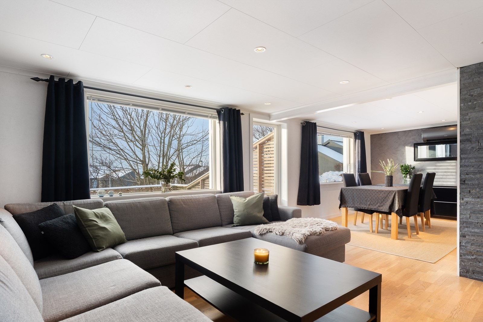 Koselig stue med god plass til både sittegruppe og spiseplass. Galleribilde