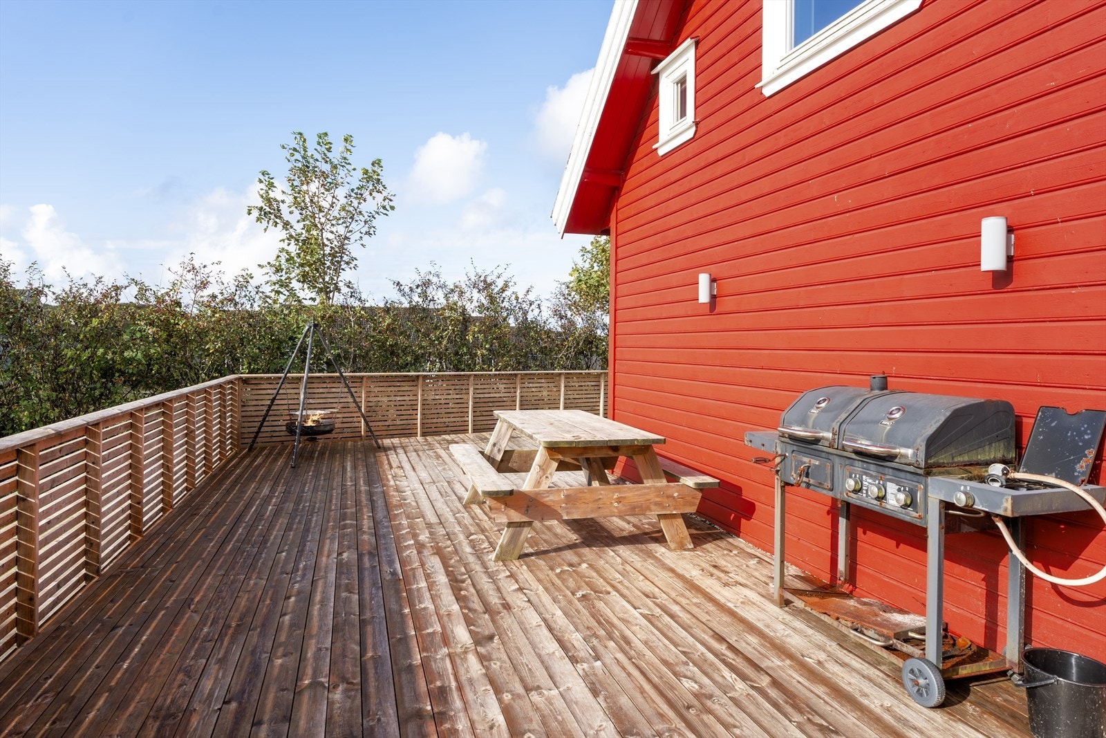 Stor terrasse med god plass til utemøbler og sosiale soner. Galleribilde