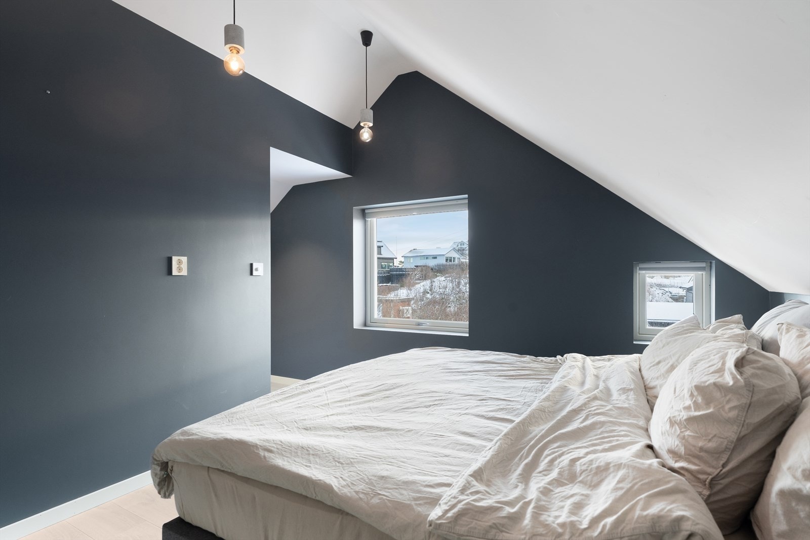 Oppusset soverom med god takhøyde og behagelig romfølelse. Galleribilde