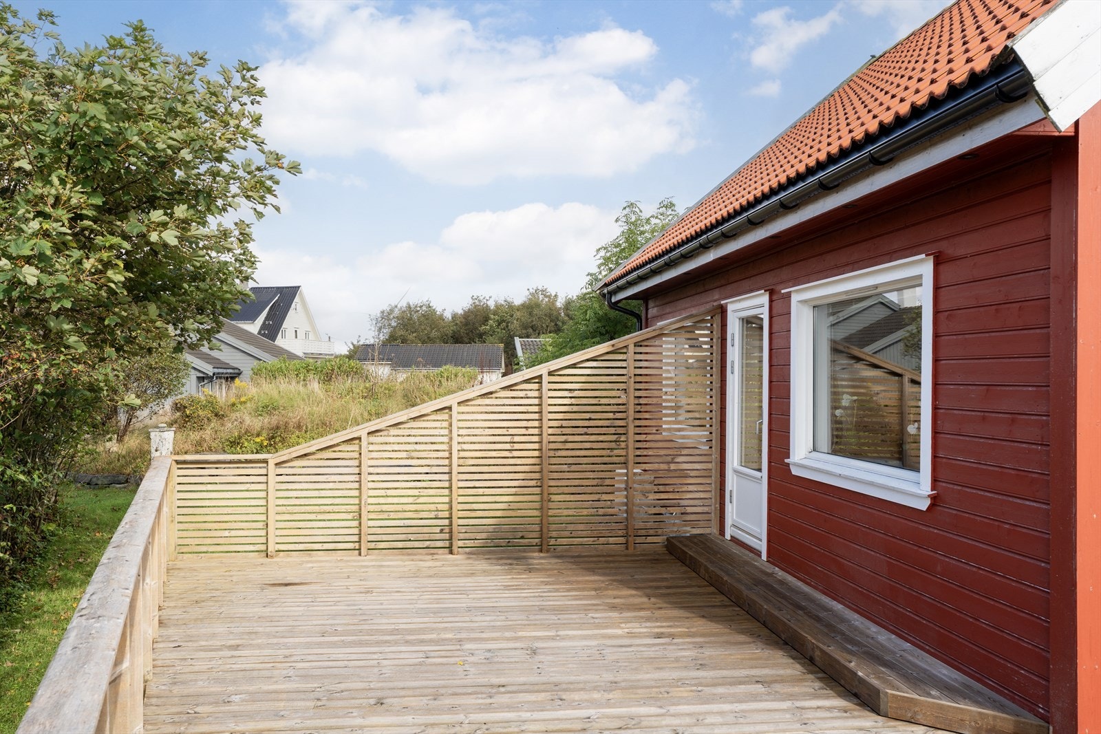 Terrassen har gode solforhold og fungerer som et naturlig samlingspunkt Galleribilde