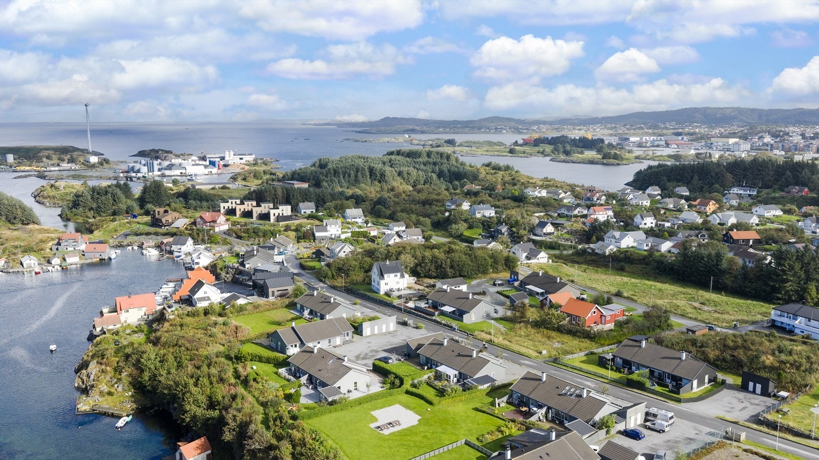 Flyfoto viser eiendommens plassering i et veletablert og barnevennlig nabolag. Galleribilde