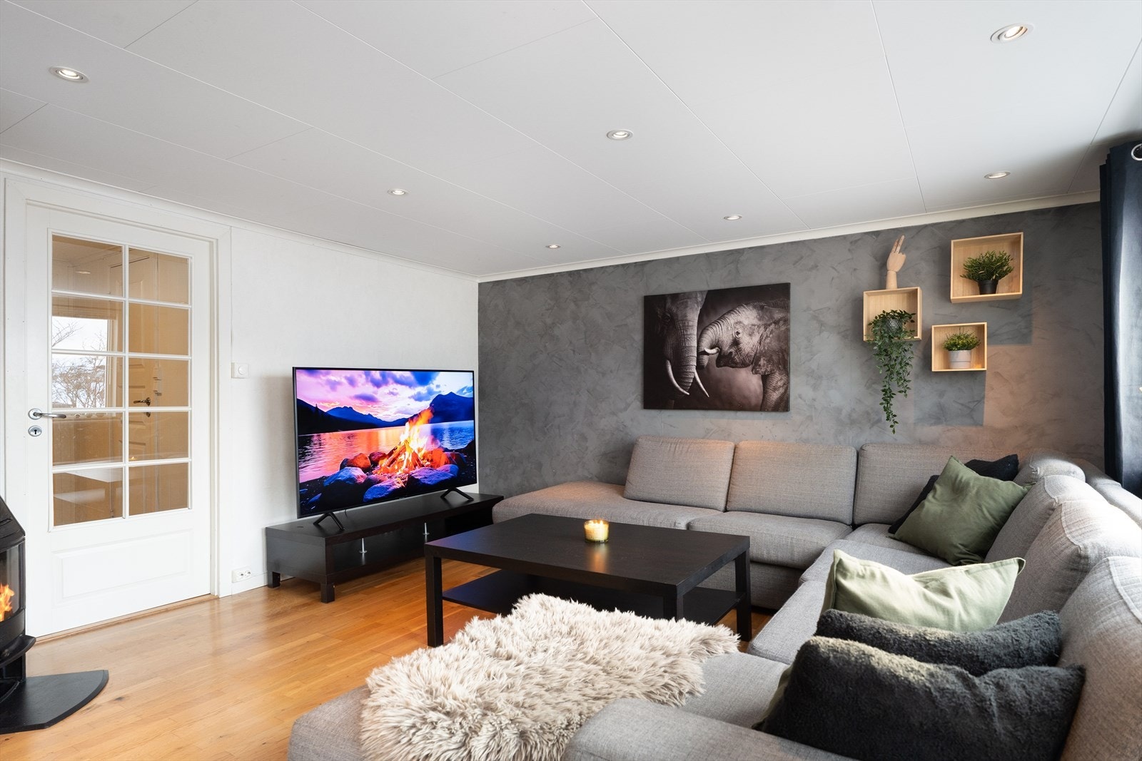 Innbydende stue med fleksible møbleringsmuligheter. Galleribilde