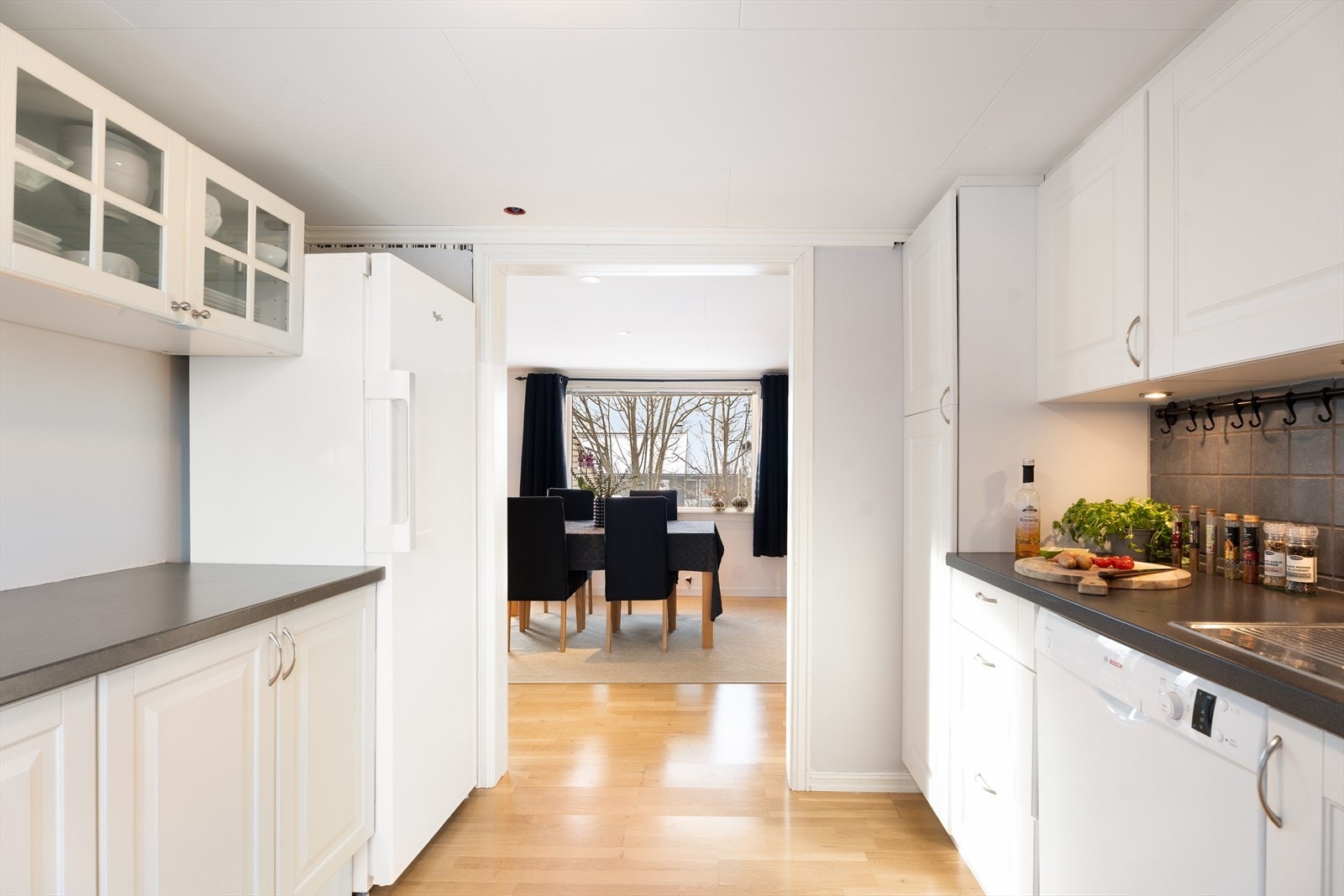 Praktisk planløsning med kort vei mellom kjøkken og spiseplass i stuen. Galleribilde