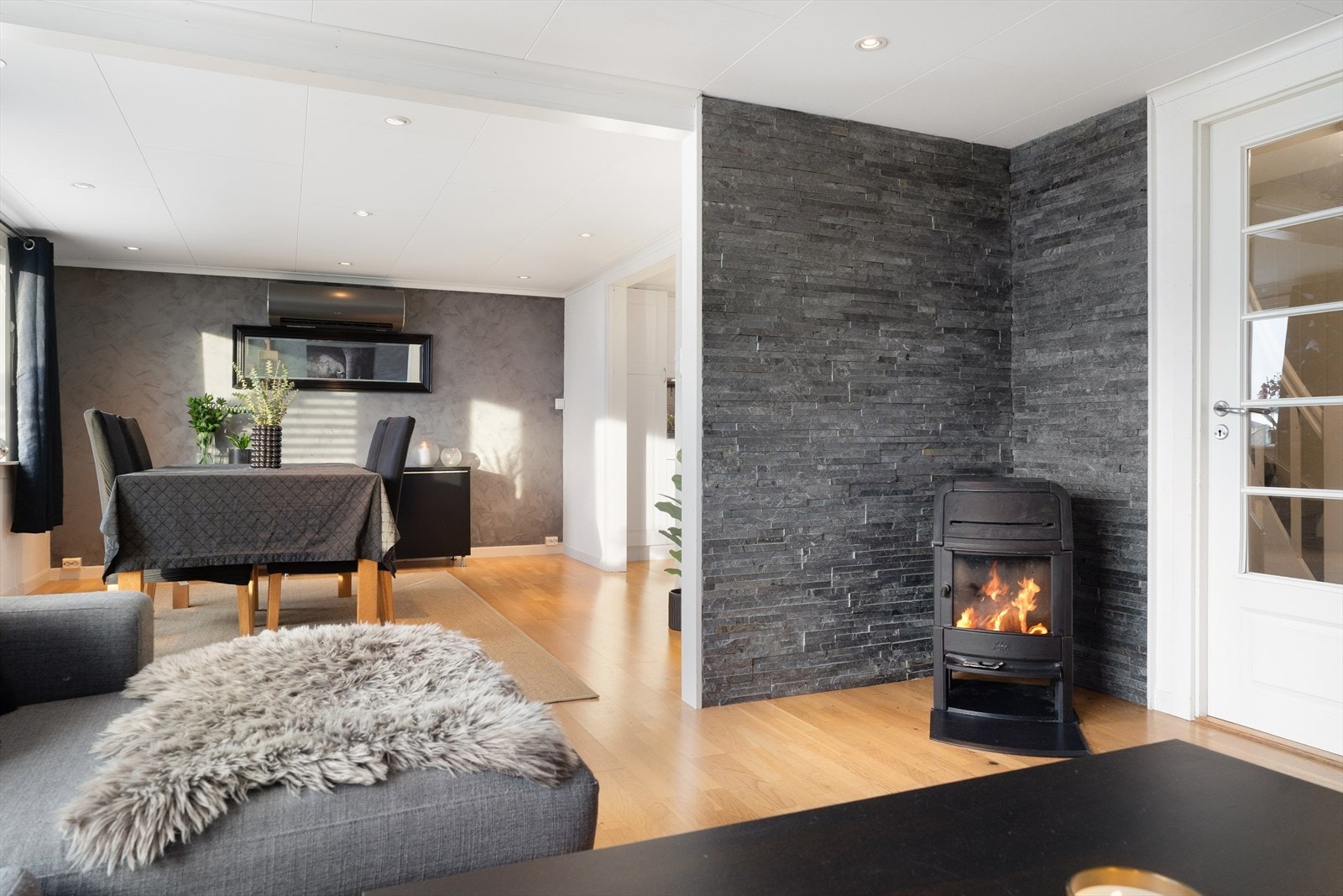 Stuen har vedovn som gir lun varme og god stemning. Galleribilde