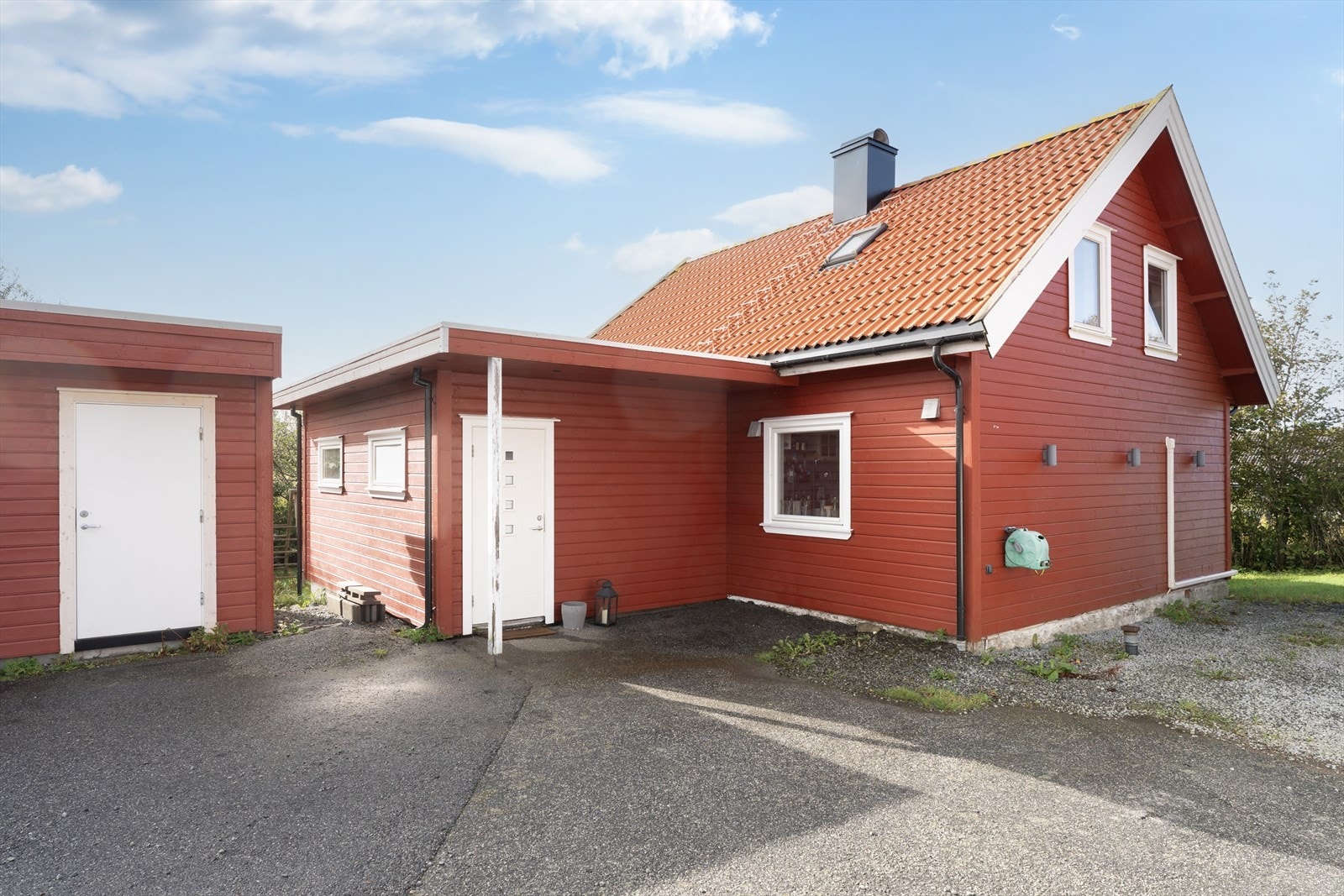 Boligen er innredet med 1.etasje og loft i tillegg til grovkjeller Galleribilde