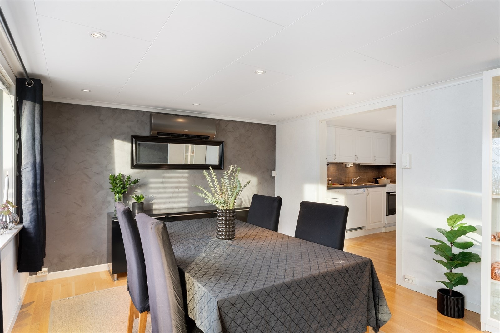 Spiseplassen er naturlig integrert i stuen og egner seg godt til hverdagsbruk og selskap. Galleribilde