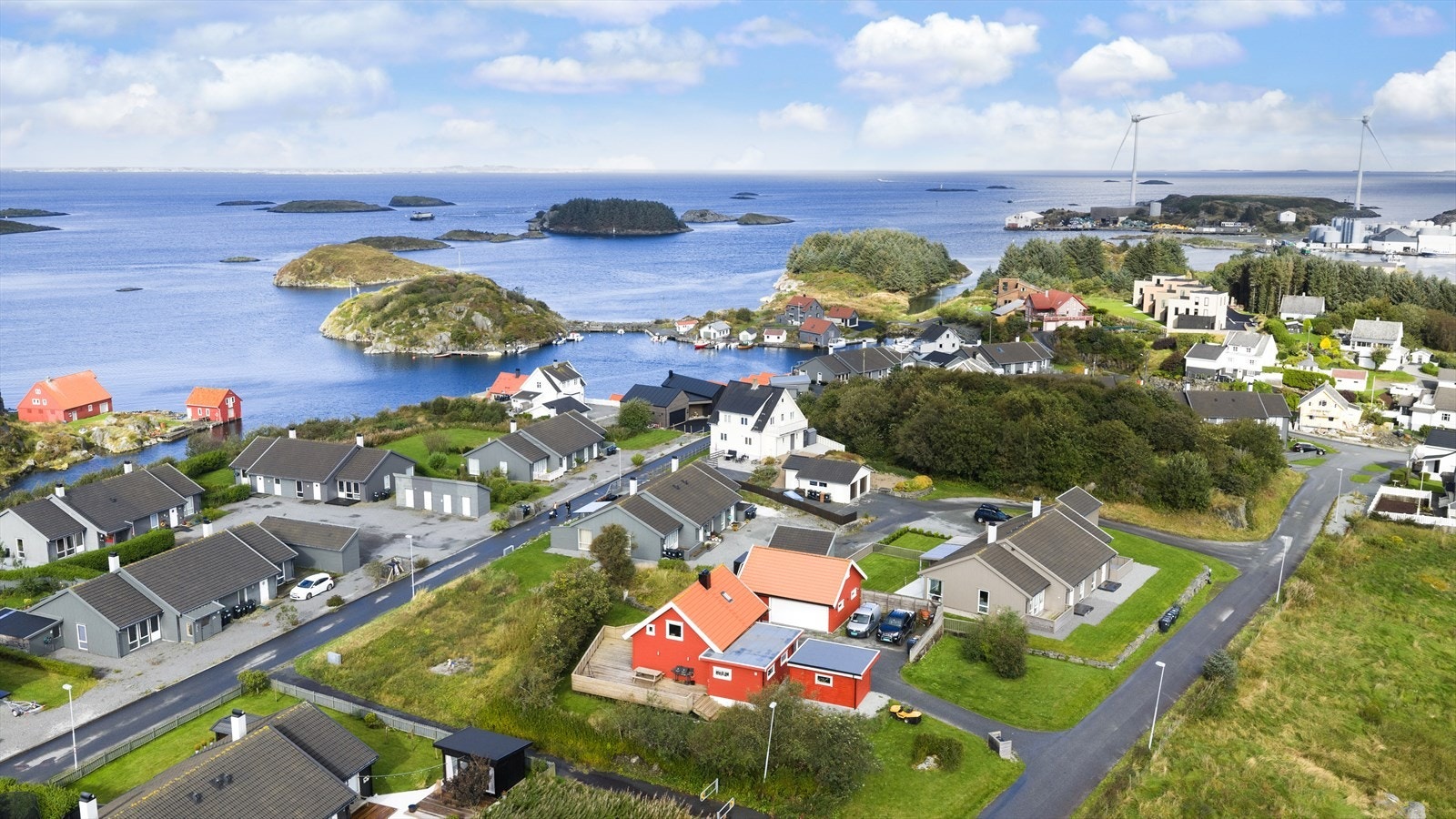 Boligen ligger fritt og attraktivt til i rolige Tuhaugvegen på Torvastad, i et veletablert og barnevennlig boligområde. Galleribilde