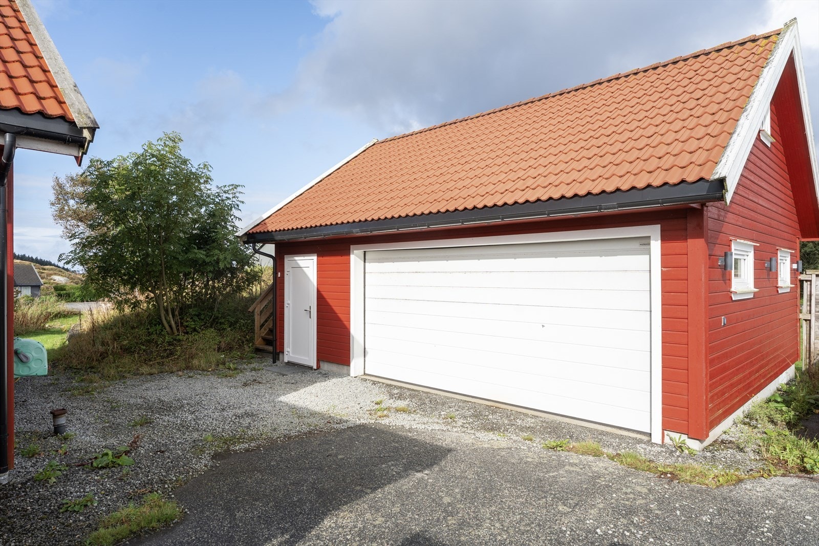 Kjekk frittliggende garasje med loft. Galleribilde