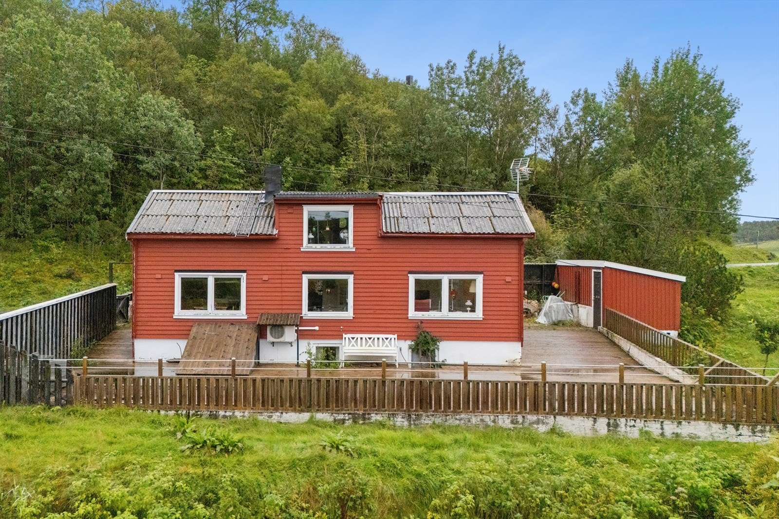 Ca. 100 m² terrasse med flott utsikt og gode solforhold. Galleribilde