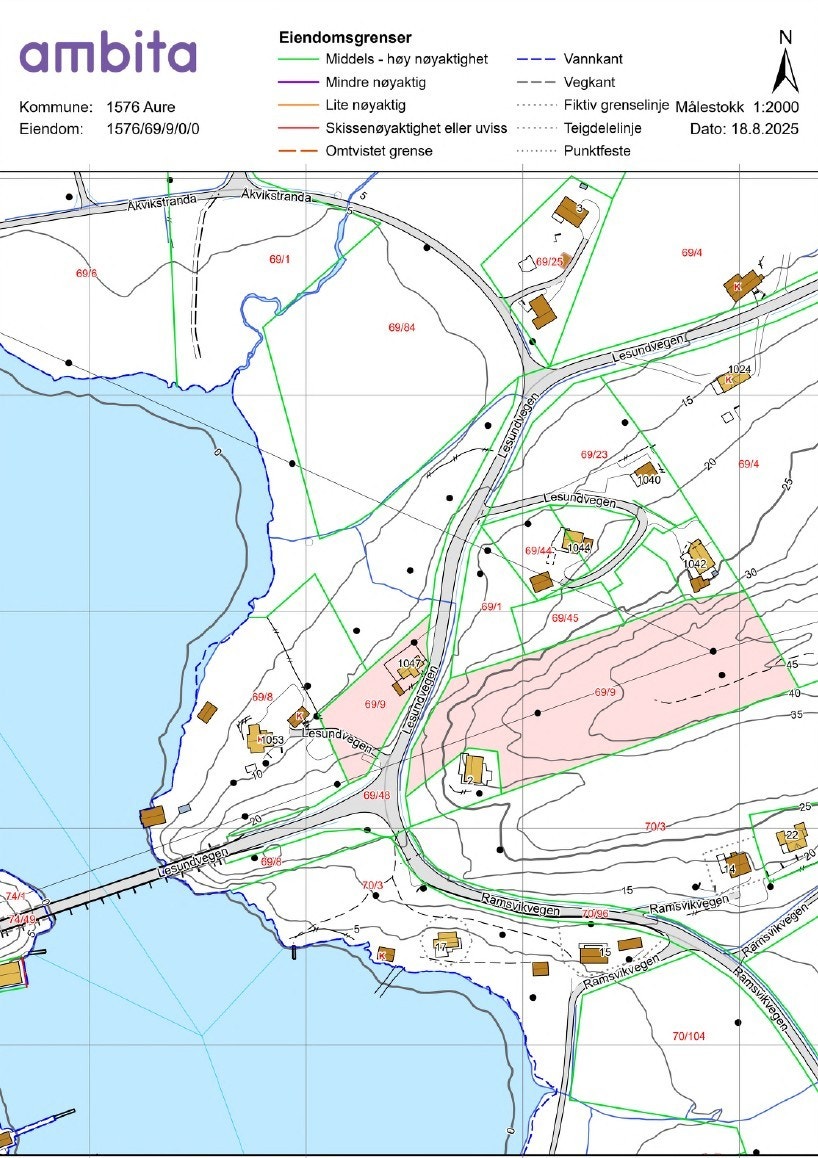 Stor tomt på hele 10 405 kvm. Tomten er delt i to - ca 1,7 mål ved boligen og ca. 8,7 mål på andre siden av veien. Galleribilde