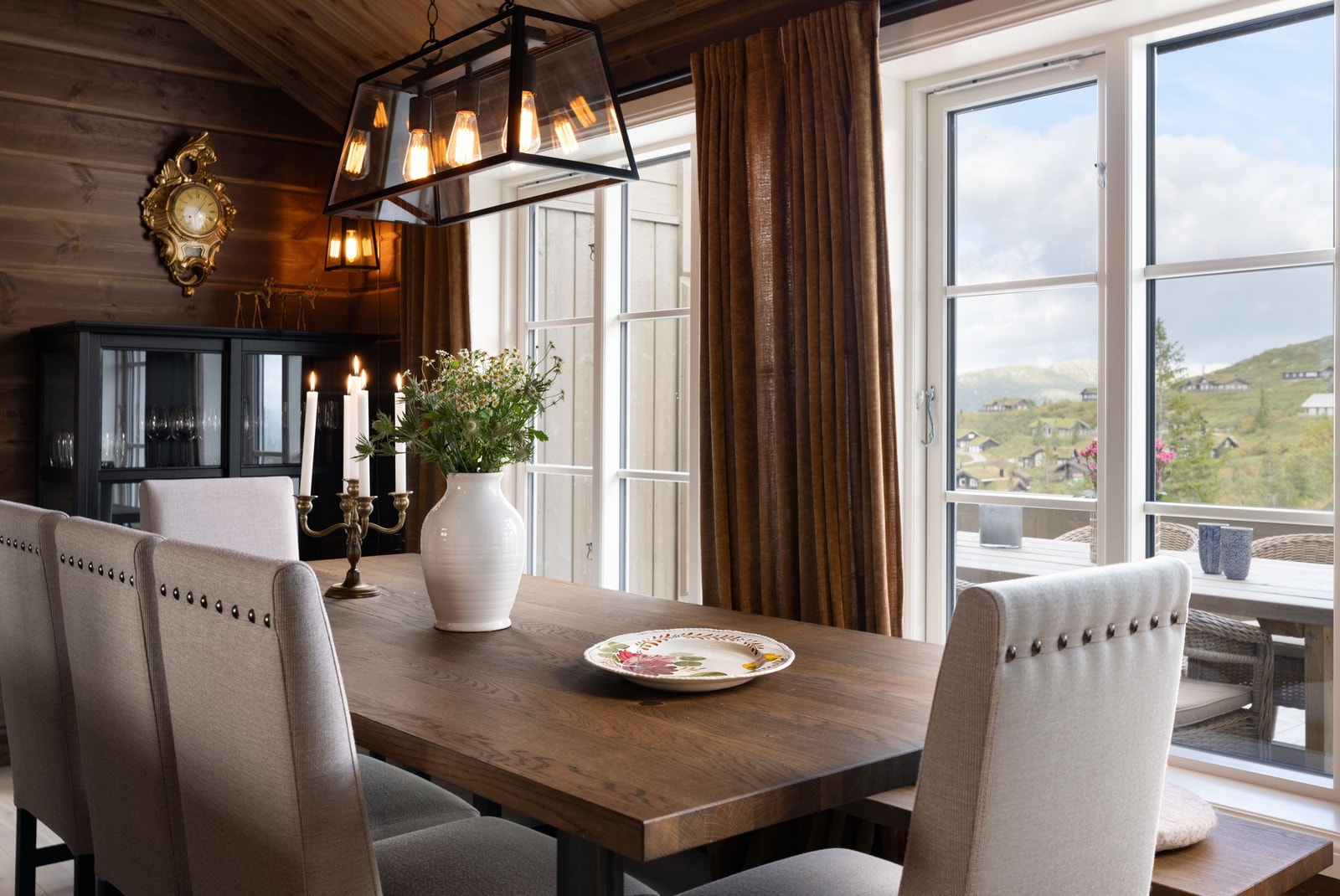 Plass til stort spisestuebord ved kjøkkenet. Galleribilde