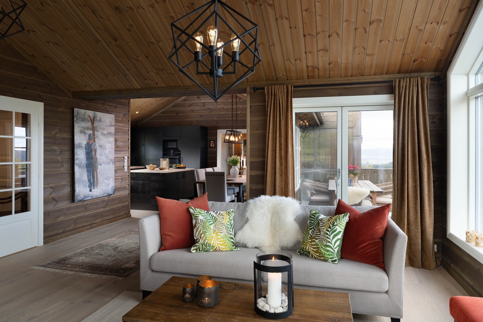 Fra stuen er det en terrassedør som fører ut til den store terrassen på hele 59m2 som strekker seg på store deler av sør/sørøstsiden av hytta. Galleribilde