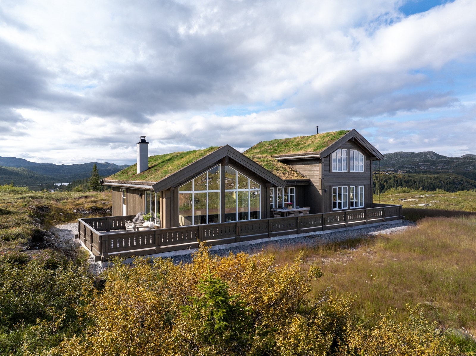 Foto av hytta fra sommerstid. Galleribilde