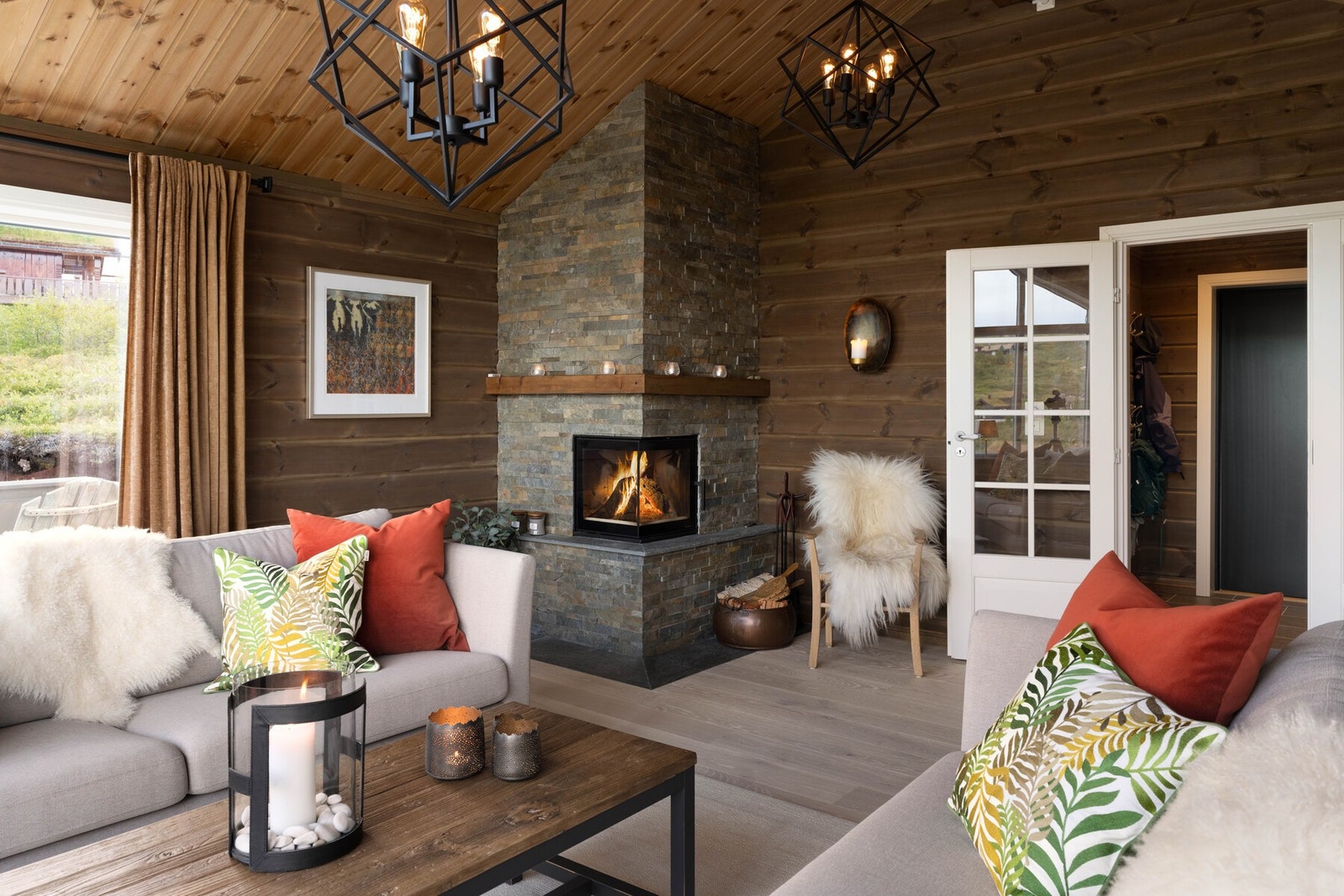 Det er en flott innebygd peis, forblendet med skiferstein i det ene hjørnet i stuen. Galleribilde